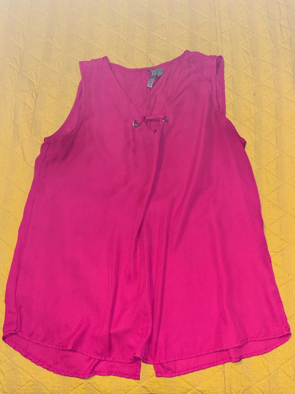 Women’s Apt. 9 by Design sleeveless blouse, size XL.